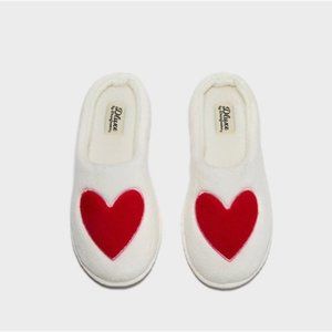 NWT White Plush w/ Red Heart Slippers - Dluxe by Dearfoams  sz Small 5/6